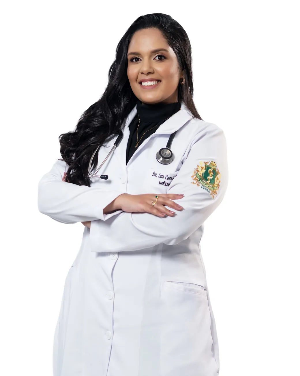 Dra. Lara Costa de jaleco branco e estetoscópio, sorrindo, de braços cruzados